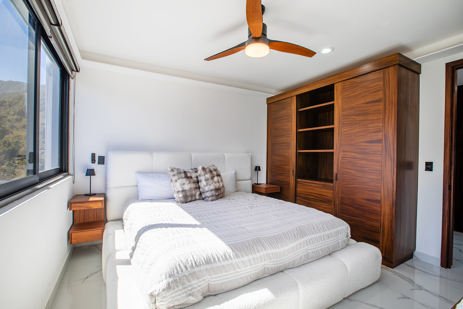 3 VISTAS bedroom with mountain view